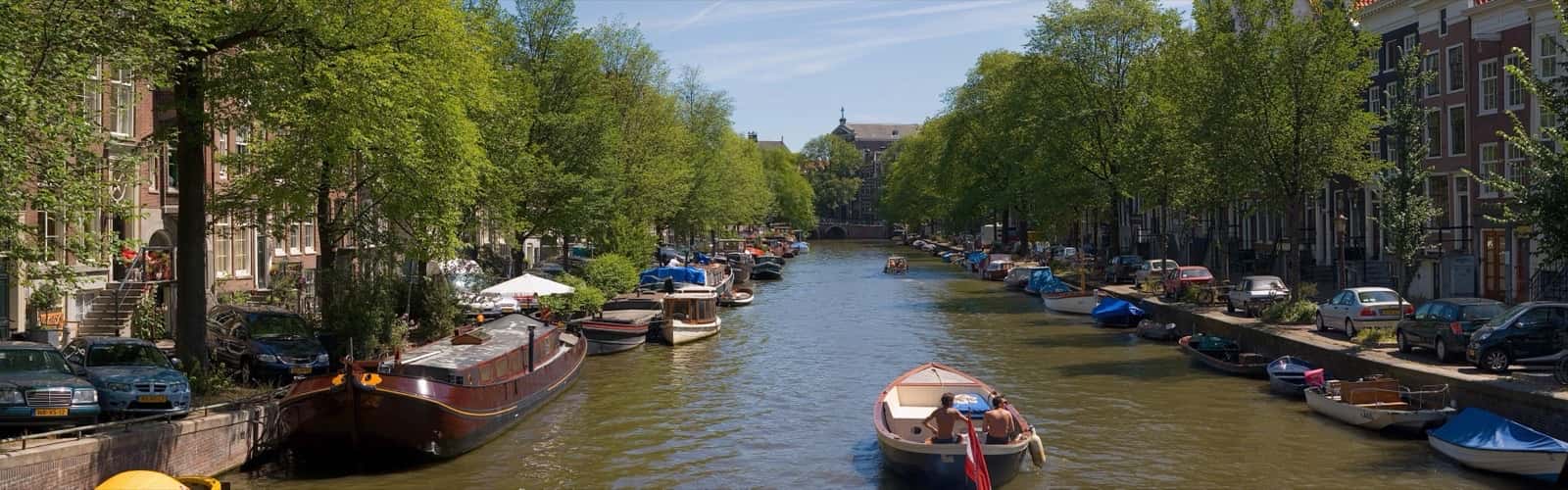 Amsterdam Stedentrip Voucher: 1 nacht + grachtenrondvaart voor 2