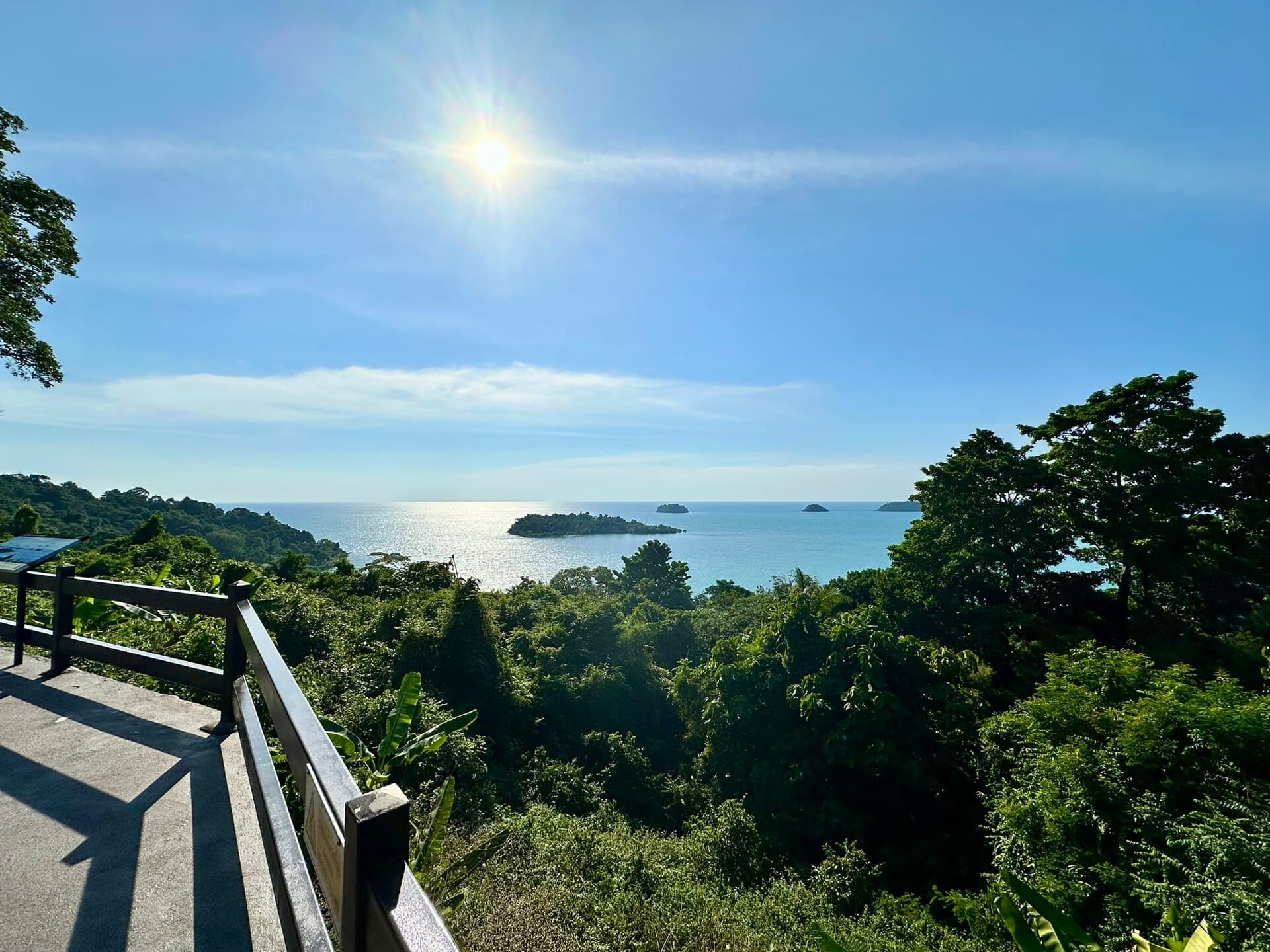 Uitzicht vanaf een houten platform over groene heuvels, eilandjes en zee bij Koh Chang