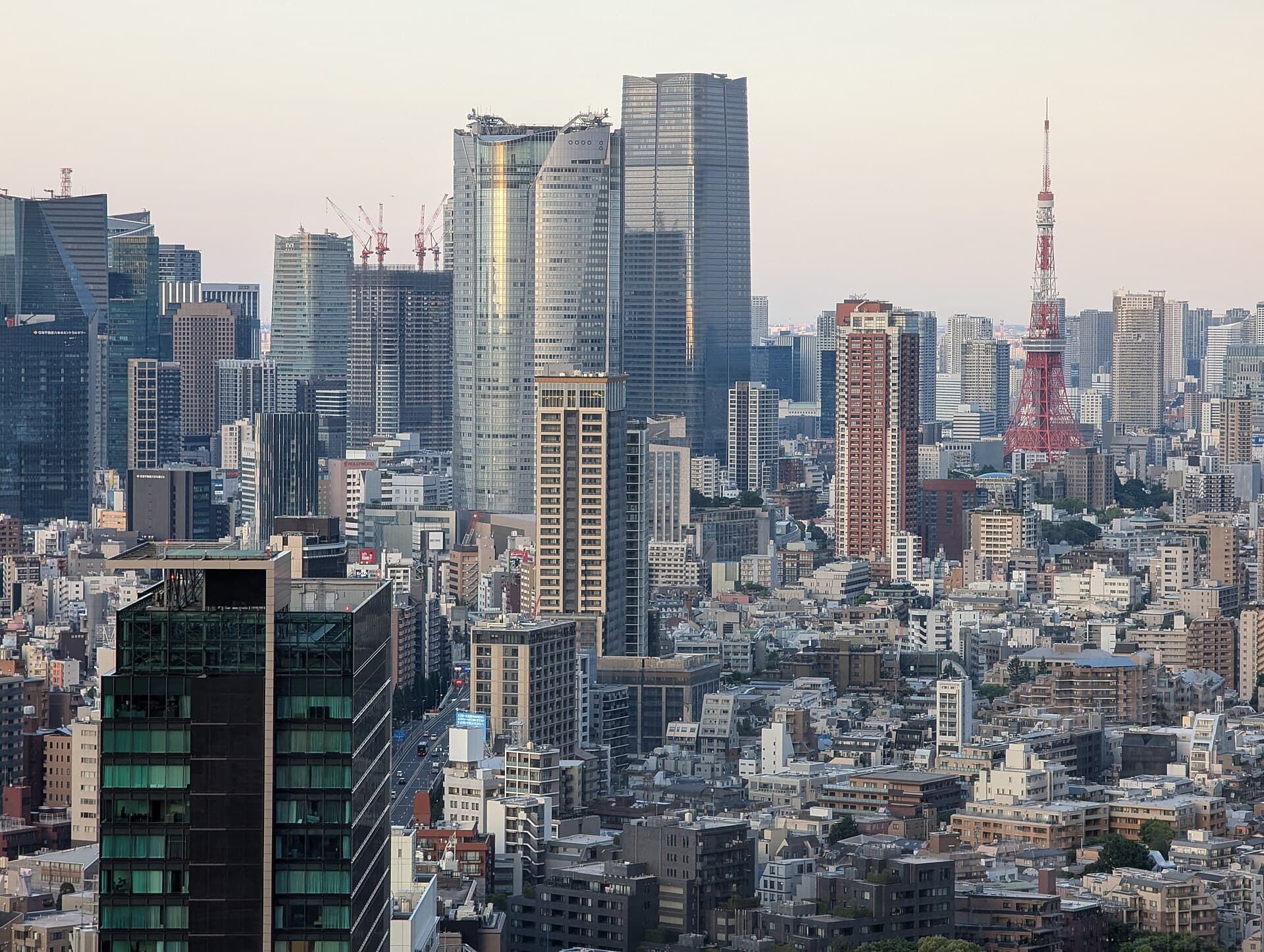 Uitzicht over Tokyo, met de Tokyo Tower tussen de hoge gebouwen