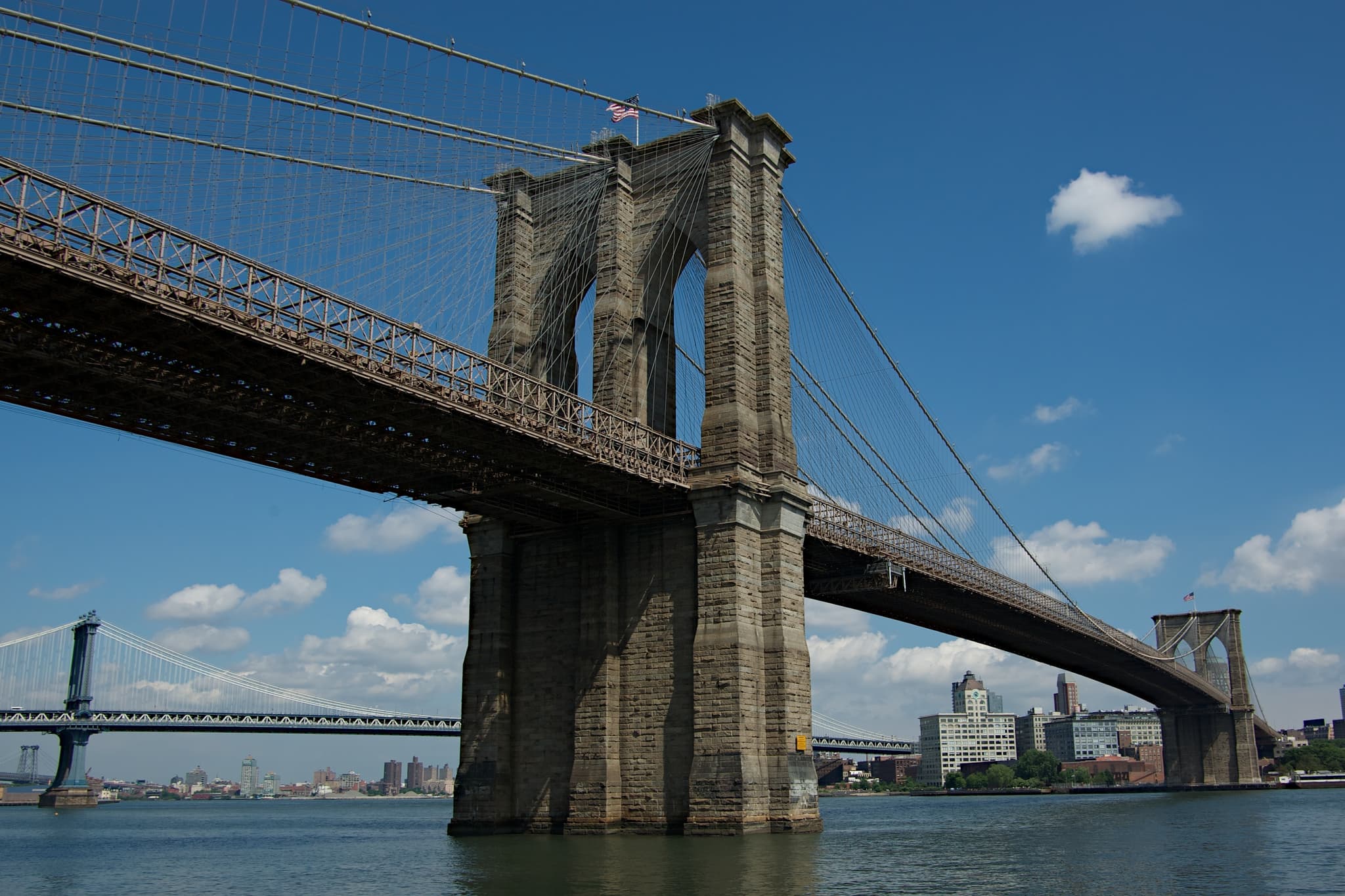 De Brooklyn Bridge boven de East River, gezien vanaf Manhattan