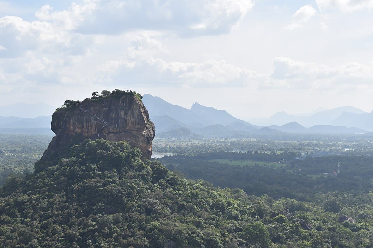 De rotsvesting van Sigiriya gezien vanaf Pidurangala