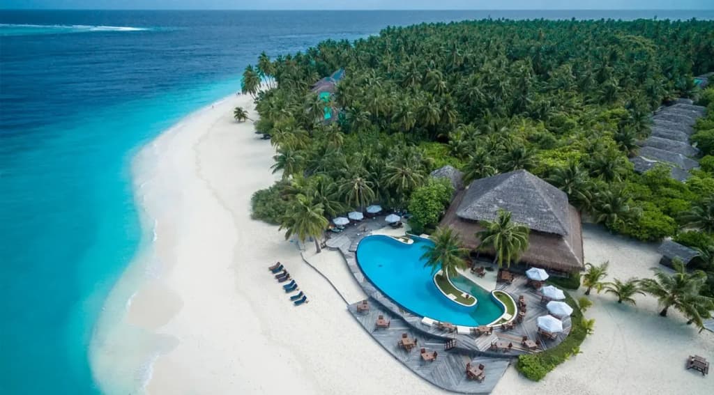Filitheyo: het strand en zwembad vanuit de lucht
