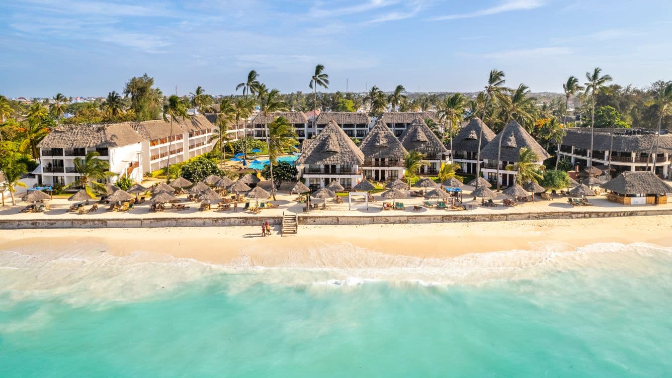 Luchtbeeld van Turaco Nungwi Resort aan zee